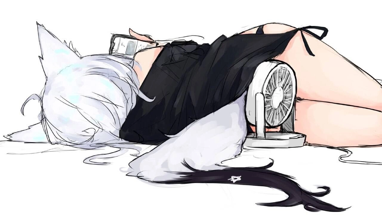 女人躺在地板上,背上有一个风扇。