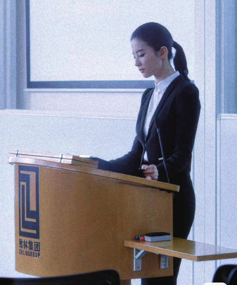 女人站在舞台上。