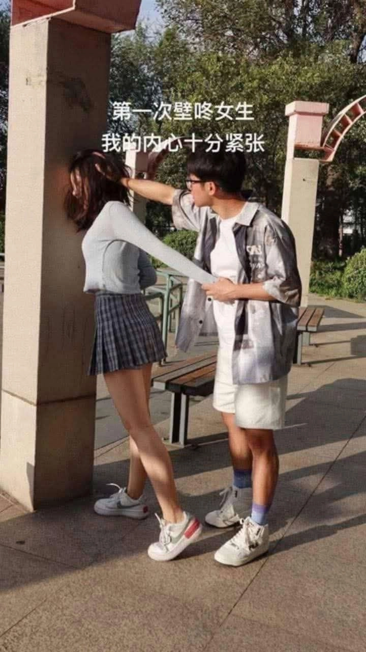 男人和一个女人站在一个凳子旁边。