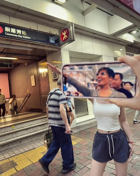 女人正在用手机拍摄一个男人。