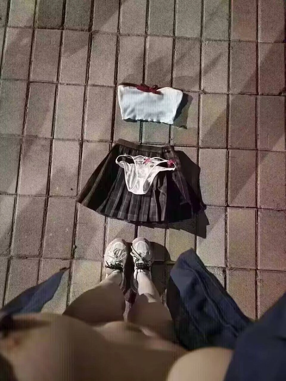 一对白色内衣和一件裙子躺在地上。