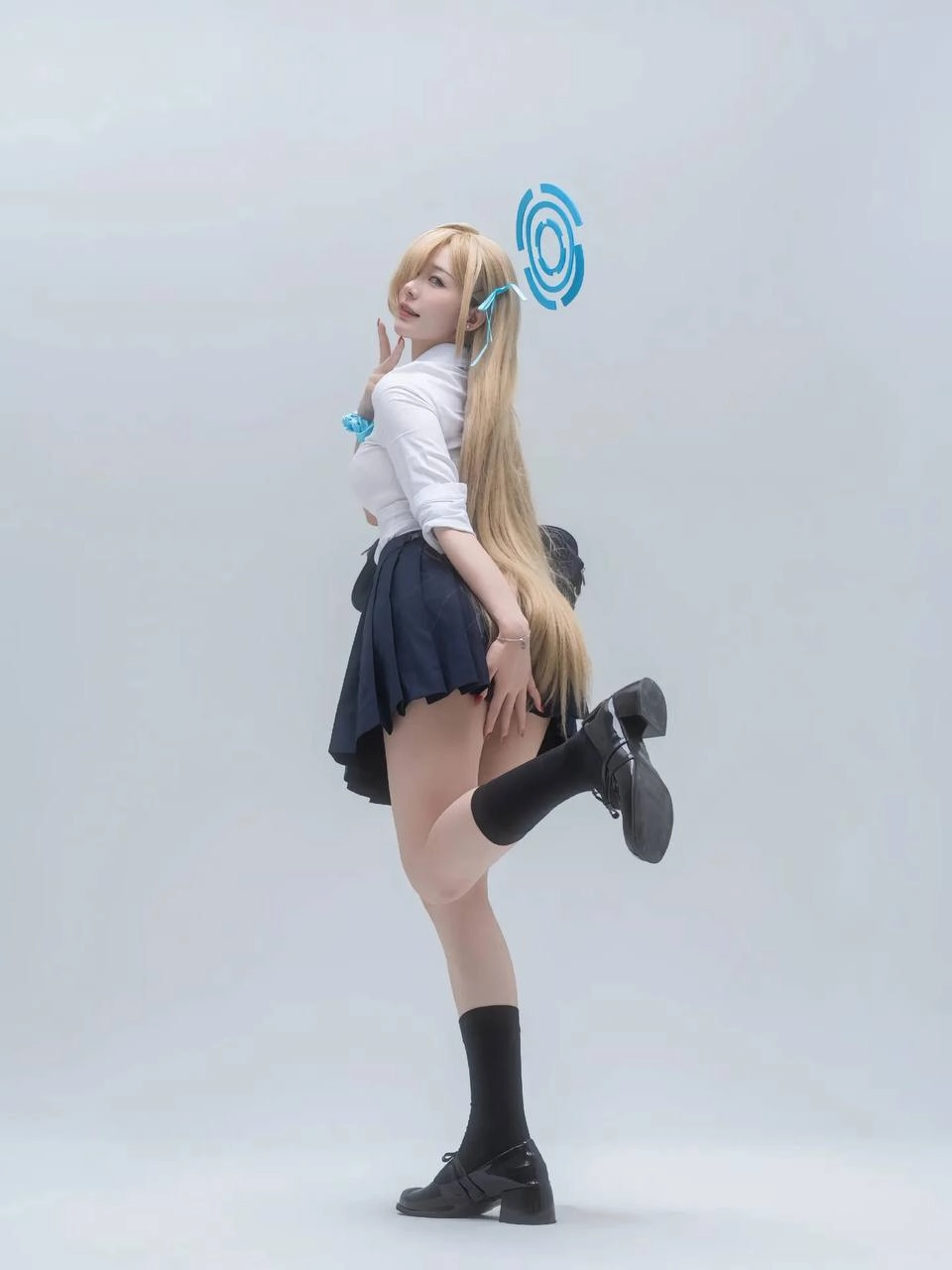 长头发和蓝色头条的女人为一张照片。