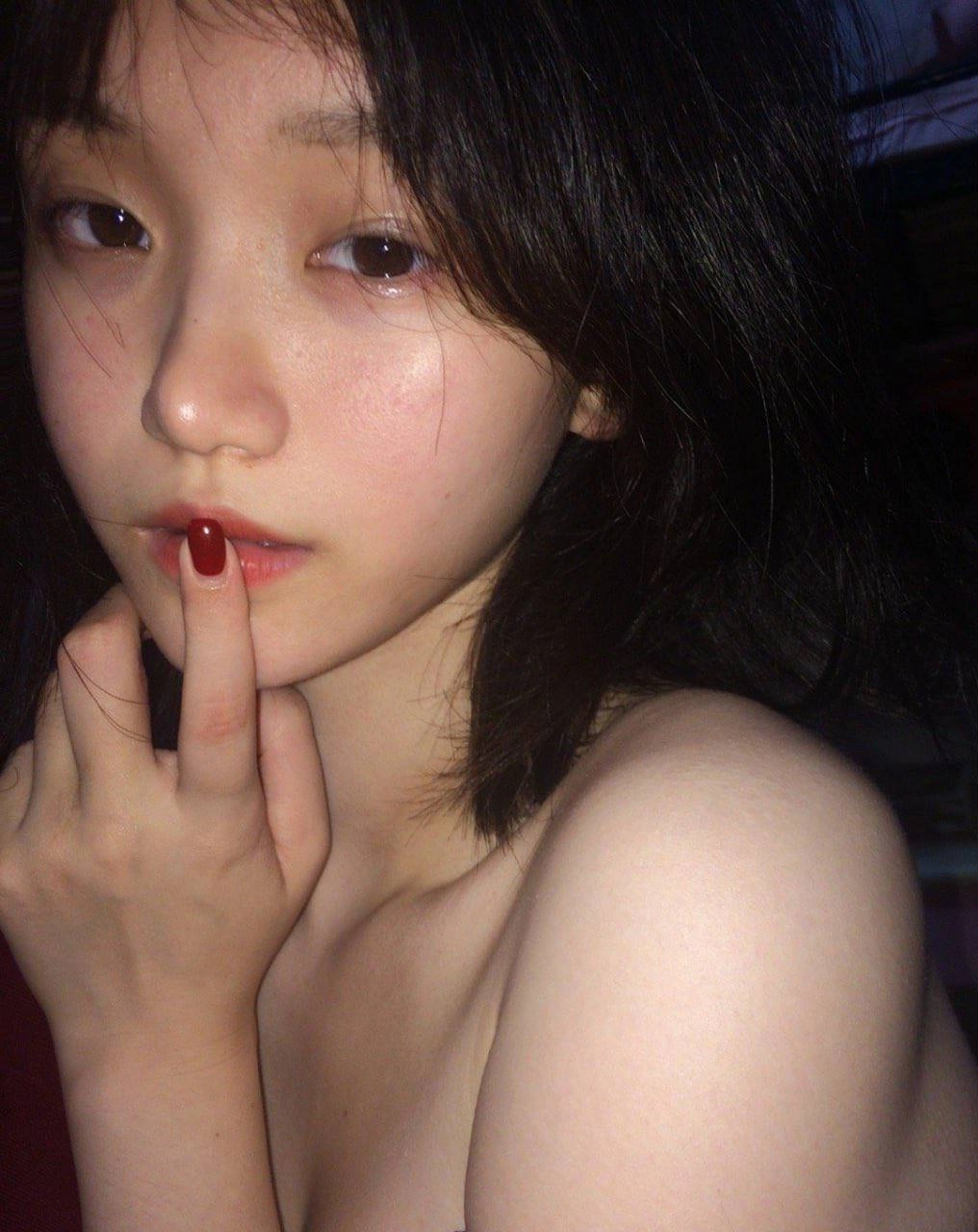 黑头发和红指甲的女人。