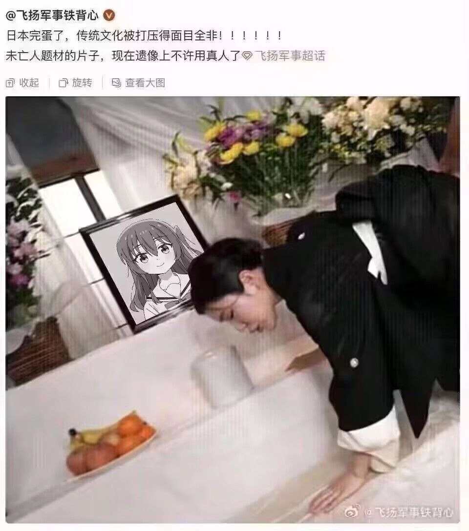 女人跪在一个女孩的照片面前。