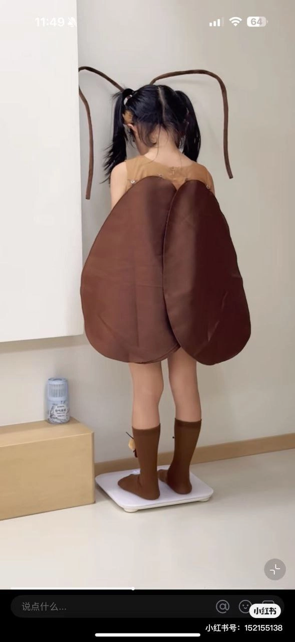 女人穿着一个棕色裙子,背上有棕色袋子。