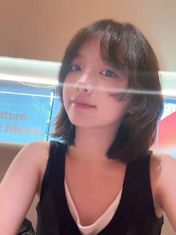 手指上戴着戒指的女孩触摸她的鼻子。