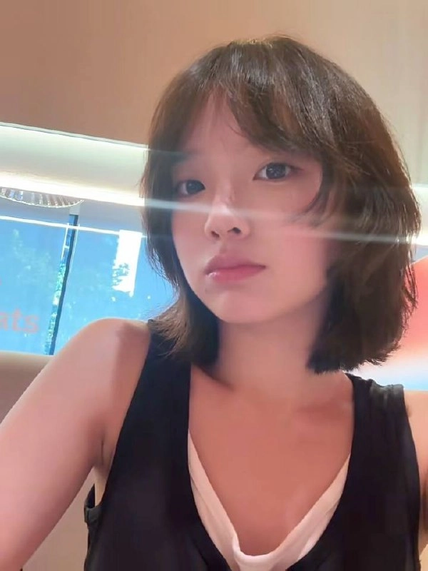 手指上戴着戒指的女孩触摸她的鼻子。