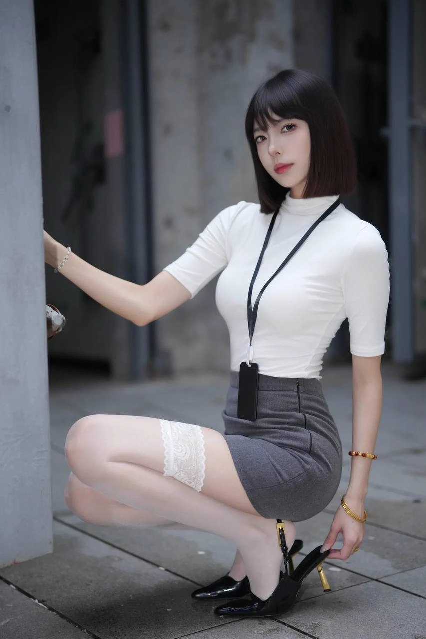 穿着白色衬衫和黑色衬衫的女人为一张照片。