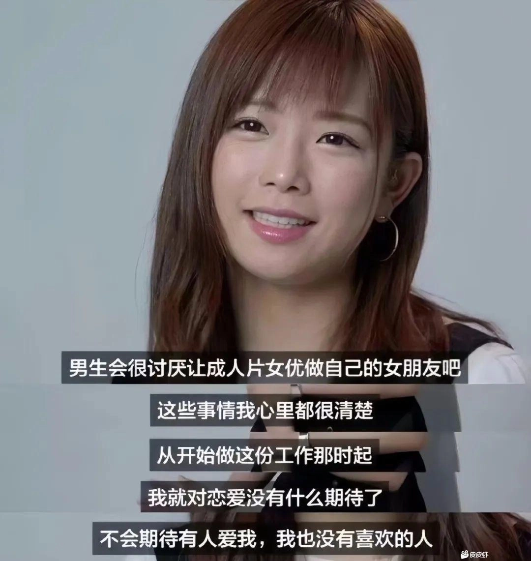 女人在相机上微笑。