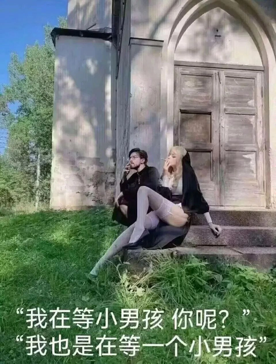 穿着黑色衣服的女人站在舞台上。